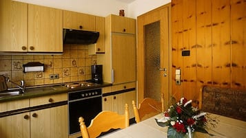 Kühlschrank, Ofen, Herdplatte, Wasserkocher mit Kaffee-/Teezubehör