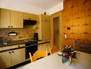 Refrigerador, horno, parrilla de estufa y cafetera y tetera 