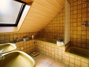 Douche, sèche-cheveux, serviettes fournies