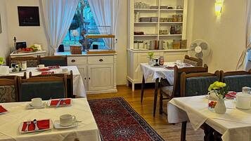 Tägliches Frühstücksbuffet gegen Gebühr