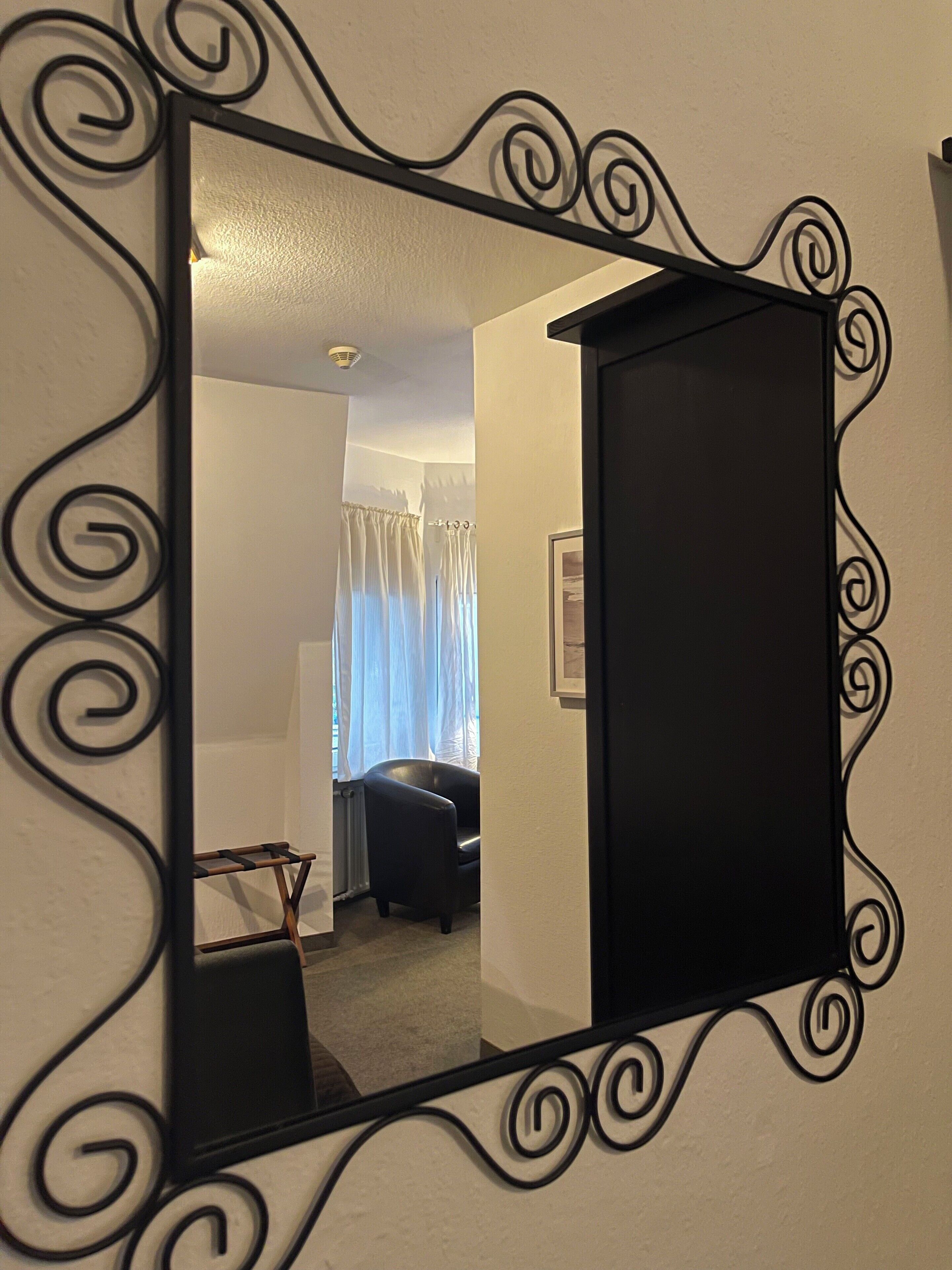 Doppelzimmer, 1 Queen-Bett, Nichtraucher | Schreibtisch, laptopgeeigneter Arbeitsplatz, Babybetten