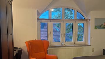 Doppelzimmer, 1 Queen-Bett, Nichtraucher | Schreibtisch, laptopgeeigneter Arbeitsplatz, Babybetten