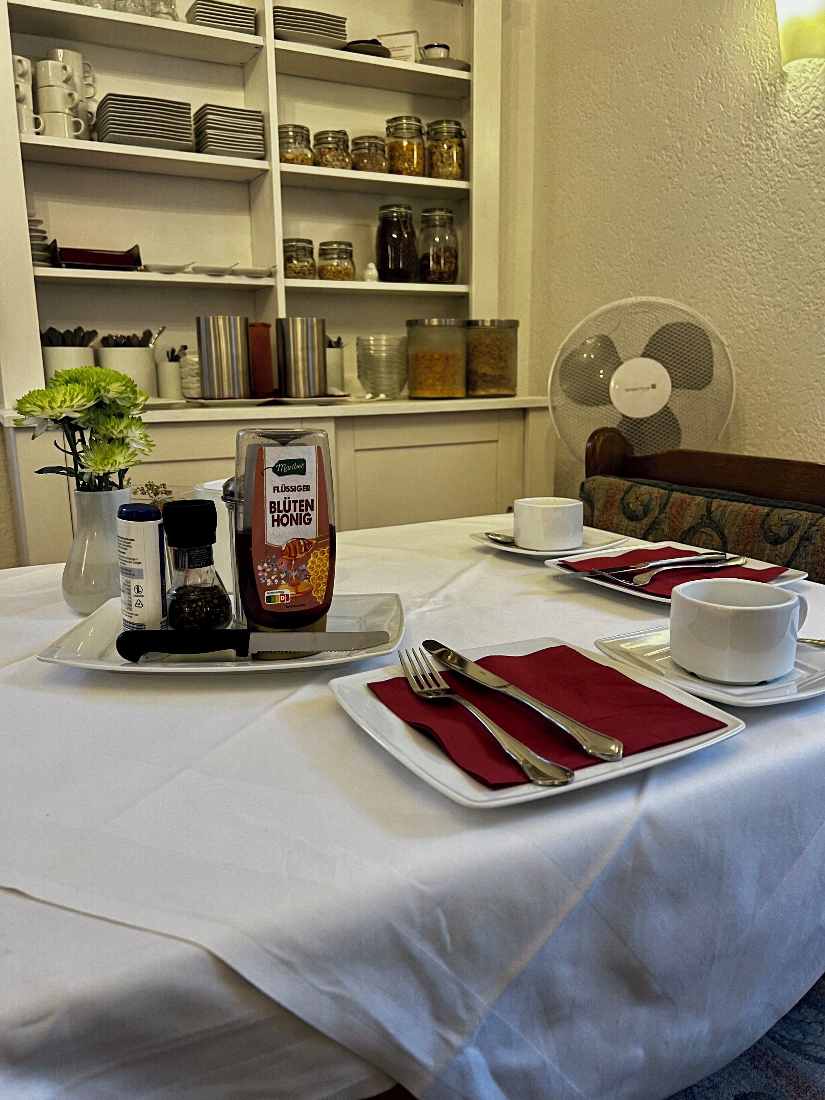 Petit déjeuner buffet (9 EUR par personne)