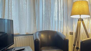 Doppelzimmer, 1 Queen-Bett, Nichtraucher | Schreibtisch, laptopgeeigneter Arbeitsplatz, Babybetten