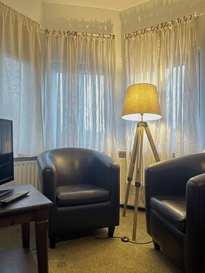 Double Room, 1 Queen Bed, Non Smoking | Desk, laptop workspace, cribs/infant beds, free WiFi