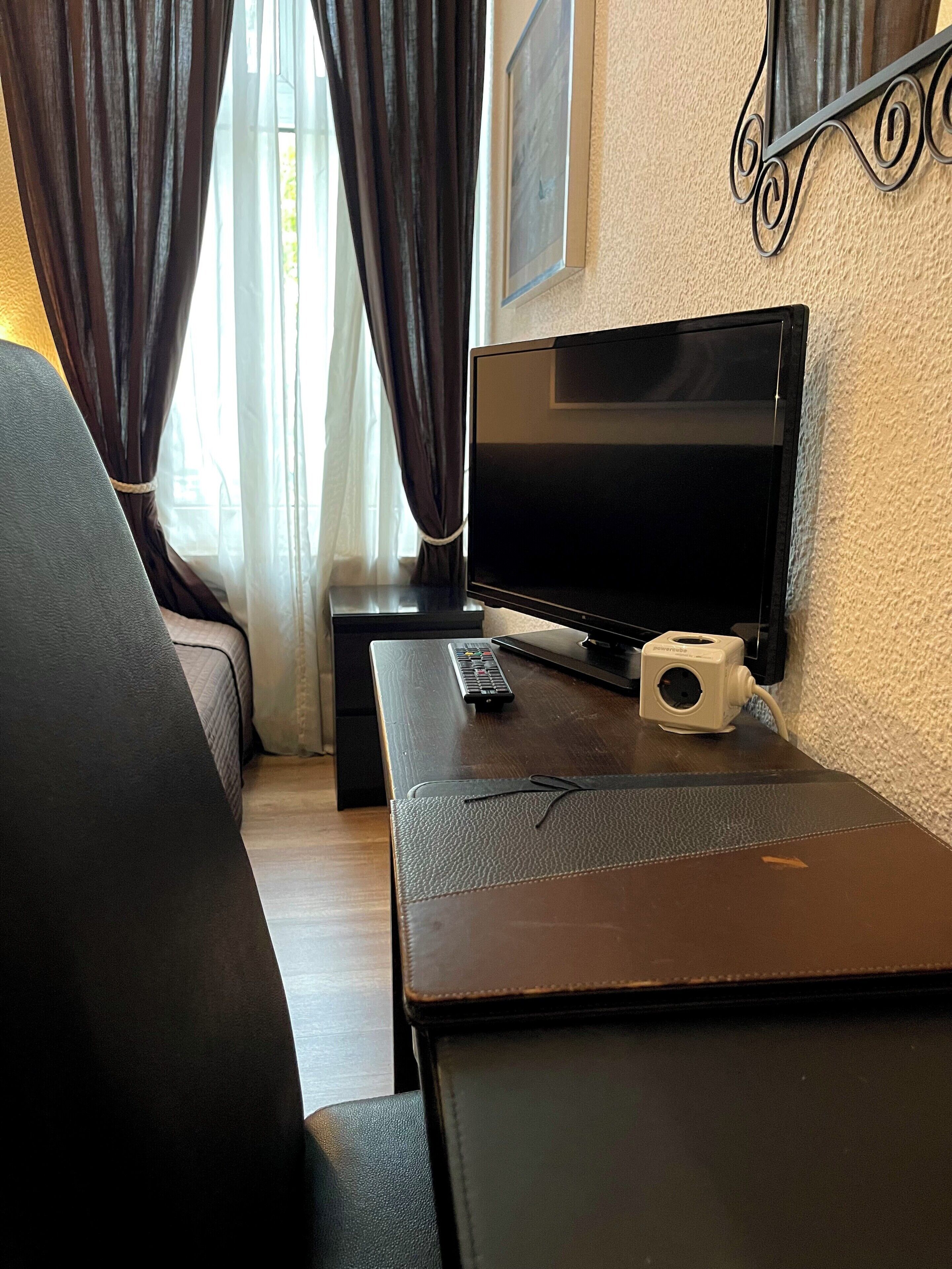 Doppelzimmer, 1 Doppelbett | Schreibtisch, laptopgeeigneter Arbeitsplatz, Babybetten