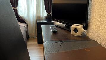 Doppelzimmer, 1 Doppelbett | Schreibtisch, laptopgeeigneter Arbeitsplatz, Babybetten