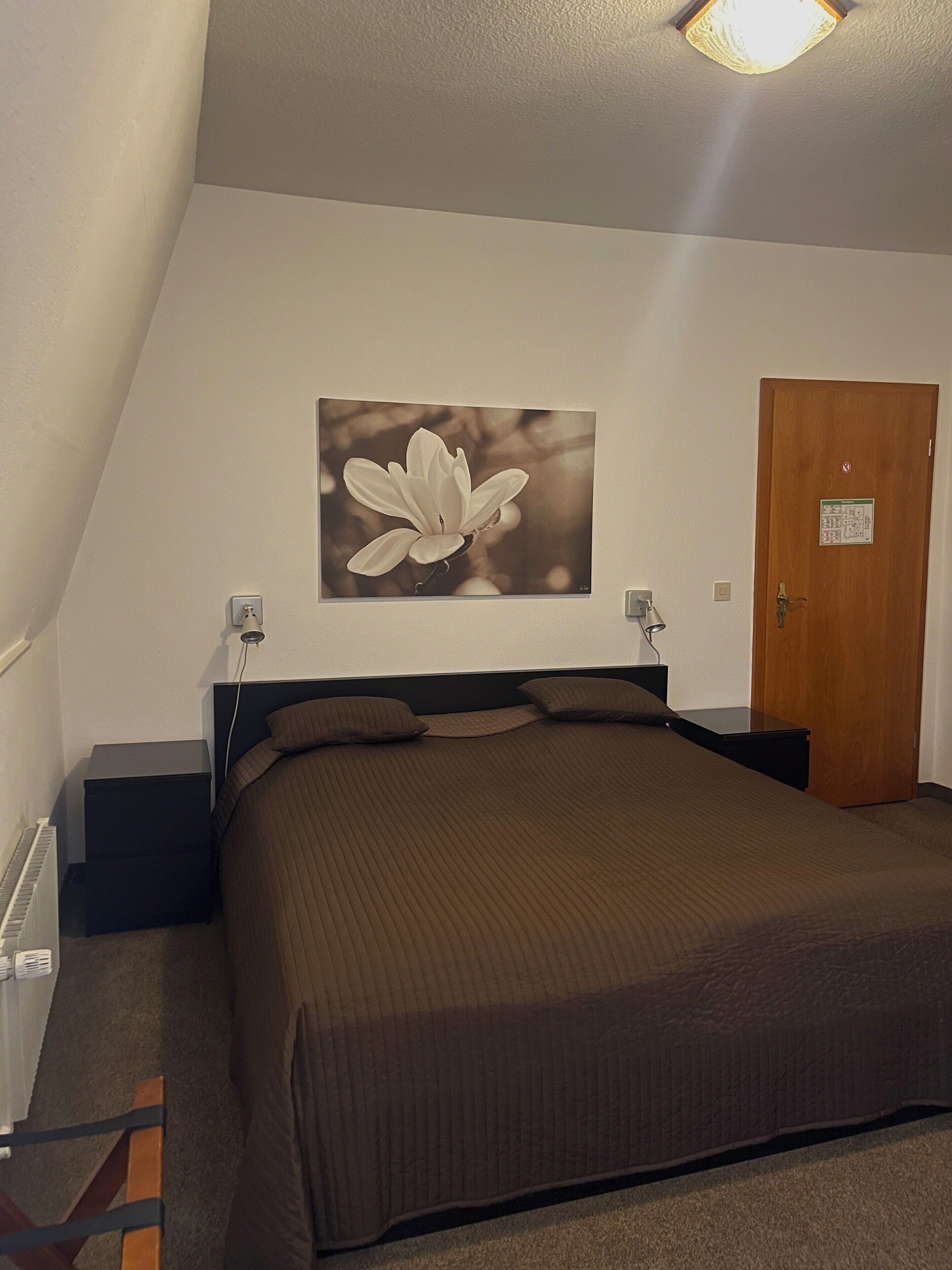 Doppelzimmer, 1 Queen-Bett, Nichtraucher | Schreibtisch, laptopgeeigneter Arbeitsplatz, Babybetten