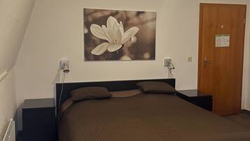 Doppelzimmer, 1 Queen-Bett, Nichtraucher | Schreibtisch, laptopgeeigneter Arbeitsplatz, Babybetten
