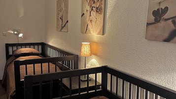 Doppel- oder Zweibettzimmer | Schreibtisch, laptopgeeigneter Arbeitsplatz, Babybetten