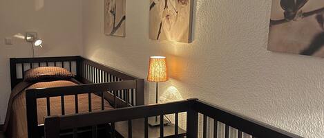 Escritorio, espacio para trabajar con laptop, cunas y wifi gratis