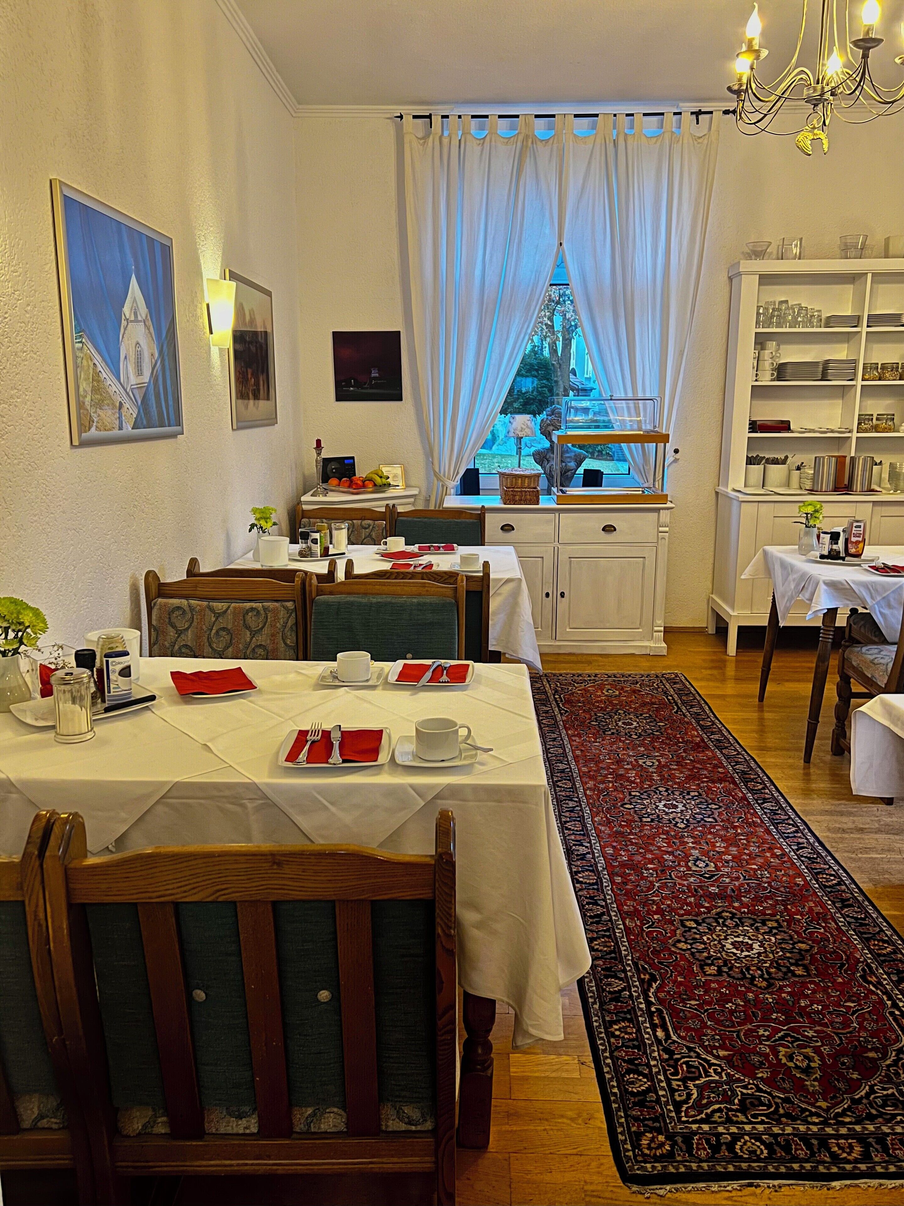 Tägliches Frühstücksbuffet (9 EUR pro Person)