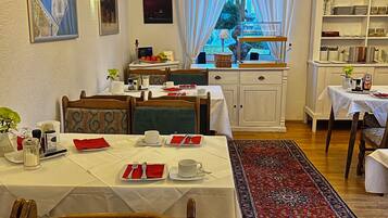 Tägliches Frühstücksbuffet (9 EUR pro Person)