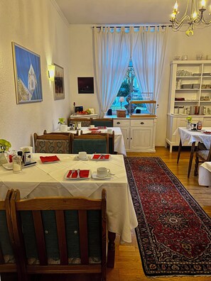 Daily buffet breakfast (EUR 9 per person) - Parkhotel Essen (Essen)