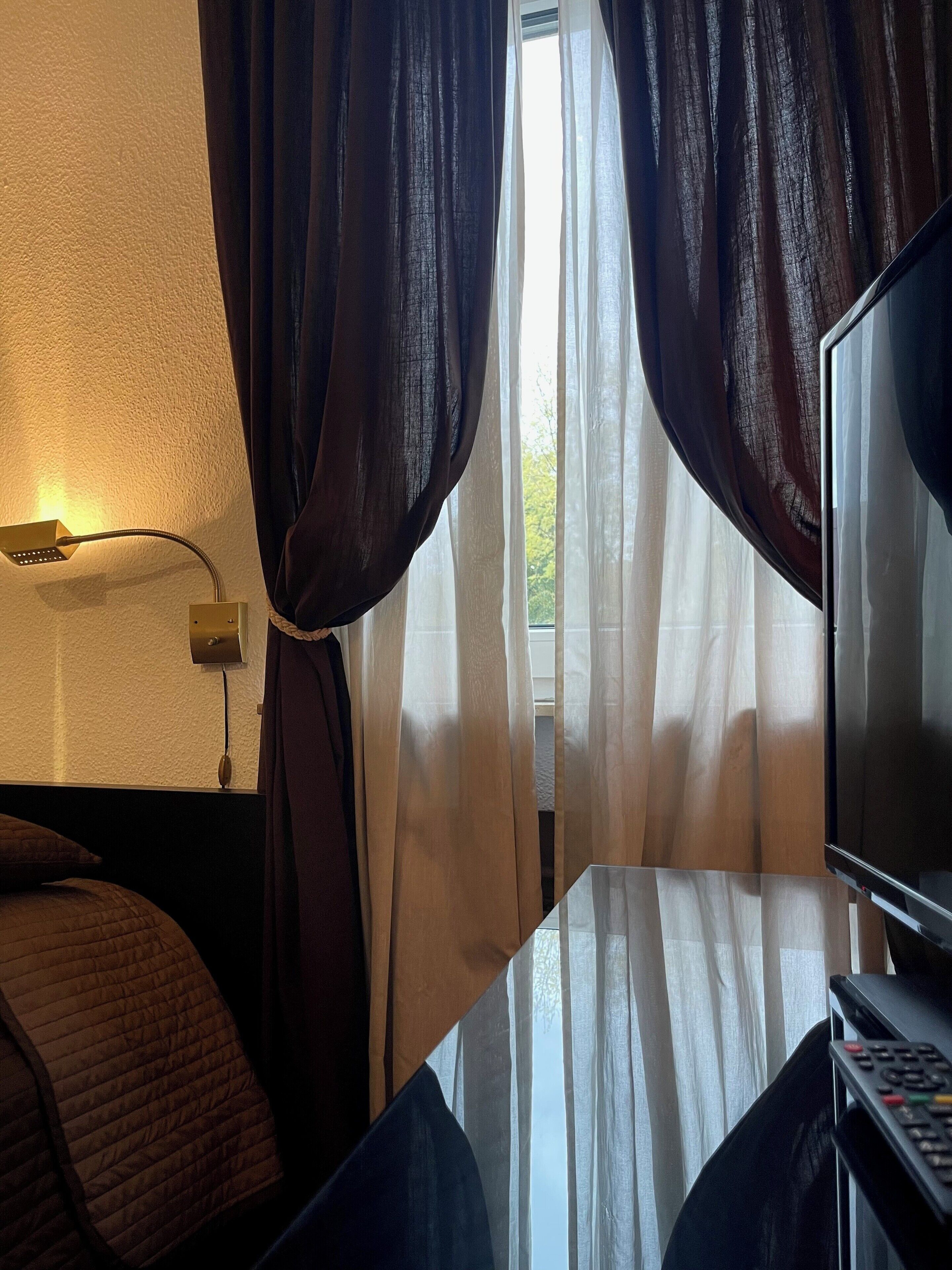 Doppel- oder Zweibettzimmer | Schreibtisch, laptopgeeigneter Arbeitsplatz, Babybetten