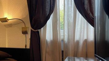 Doppel- oder Zweibettzimmer | Schreibtisch, laptopgeeigneter Arbeitsplatz, Babybetten