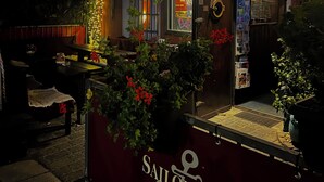 A pub with a sign reading "Sailor's Pub" and a large anchor symbol. - Parkhotel Essen (Essen)