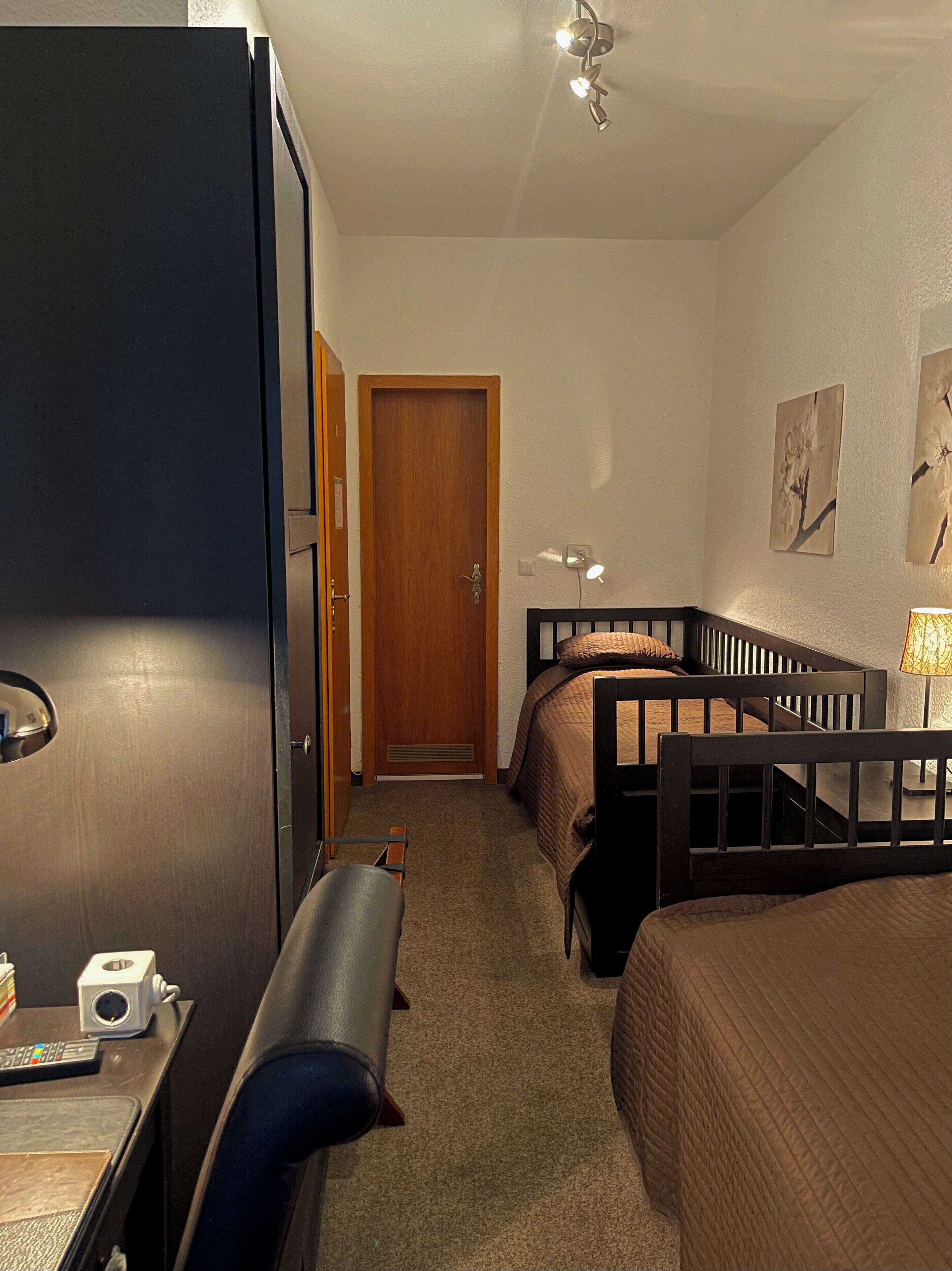 Chambre double ou avec lits jumeaux | Bureau, espace de travail pour ordinateurs portables