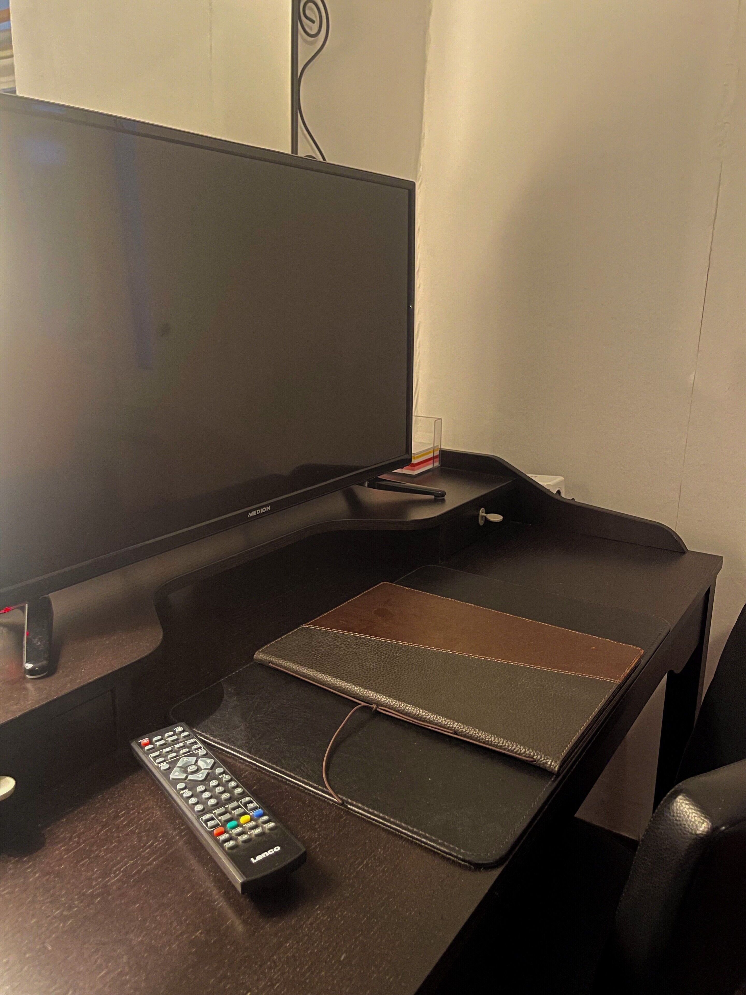 Doppelzimmer, 1 Queen-Bett, Nichtraucher | Schreibtisch, laptopgeeigneter Arbeitsplatz, Babybetten