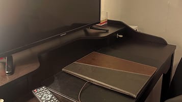 Doppelzimmer, 1 Queen-Bett, Nichtraucher | Schreibtisch, laptopgeeigneter Arbeitsplatz, Babybetten