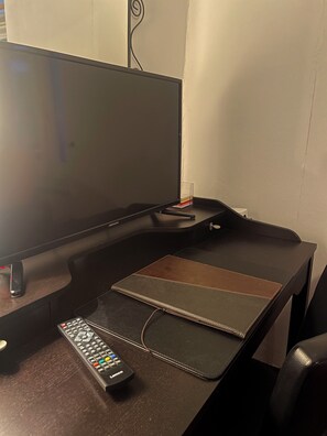 Double Room, 1 Queen Bed, Non Smoking | Desk, laptop workspace, cribs/infant beds, free WiFi