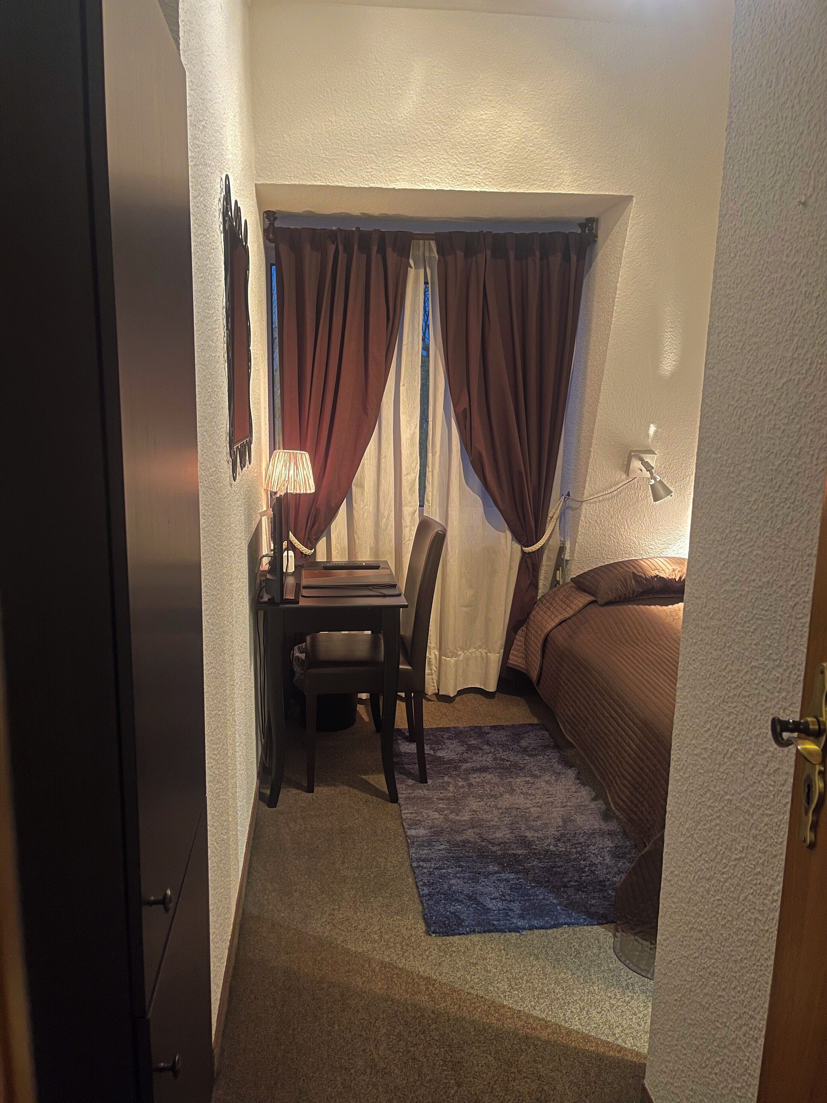 Chambre simple de base | Bureau, espace de travail pour ordinateurs portables