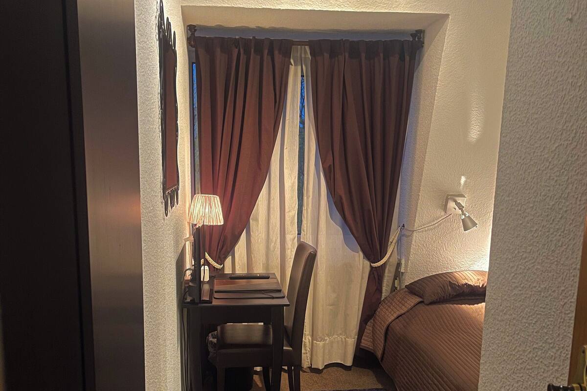 Chambre simple de base | Bureau, espace de travail pour ordinateurs portables