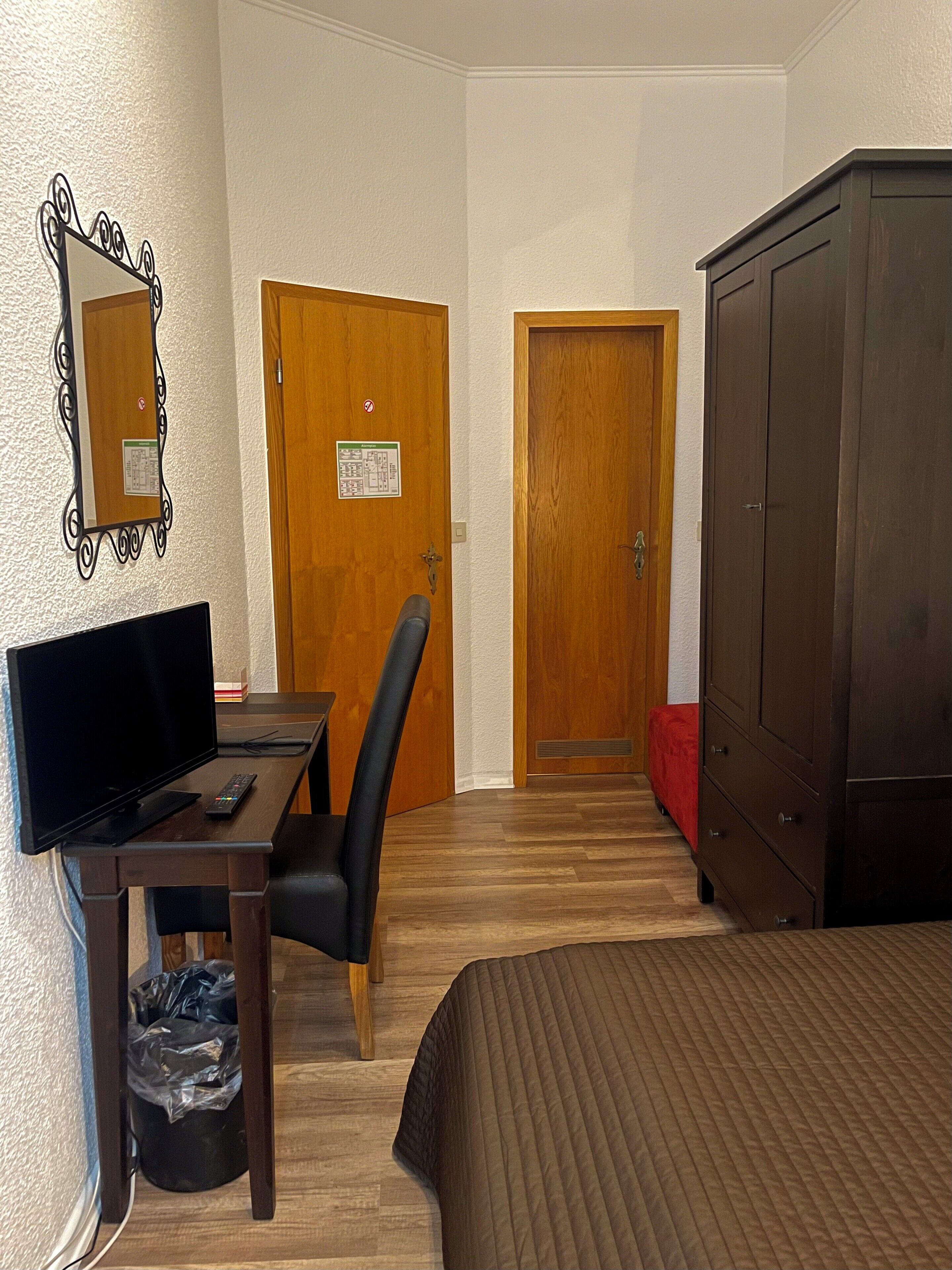 Doppelzimmer, 1 Doppelbett | Schreibtisch, laptopgeeigneter Arbeitsplatz, Babybetten