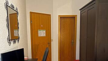 Doppelzimmer, 1 Doppelbett | Schreibtisch, laptopgeeigneter Arbeitsplatz, Babybetten