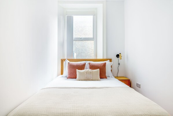 2 habitaciones, tabla de planchar con plancha, wifi y ropa de cama