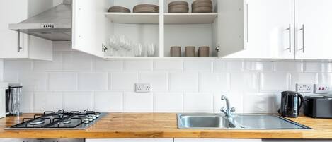 Fridge, oven, stovetop, dishwasher