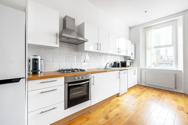 Fridge, oven, stovetop, dishwasher