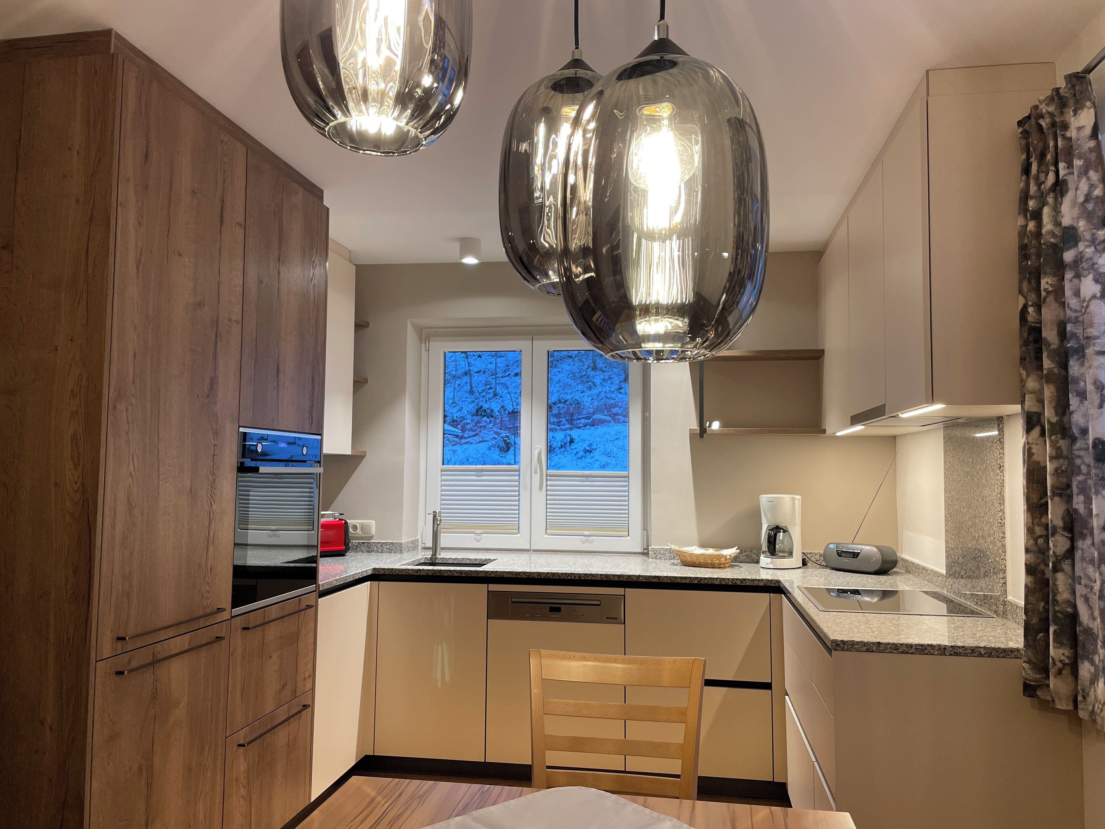 Sonnberg mit 2 Schlafzimmern, Gartenblick und 2 Balkonen | Private kitchen | Full-size fridge, oven, stovetop, dishwasher