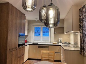 Sonnberg mit 2 Schlafzimmern, Gartenblick und 2 Balkonen | Private kitchen | Full-size fridge, oven, stovetop, dishwasher - Schwaiger Appartements Zell am See (Zell am See)