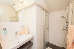 Schmittenblick mit 2 Schlafzimmern, Seeblick und Balkon | 浴室 | 淋浴设施、吹风机、毛巾、肥皂