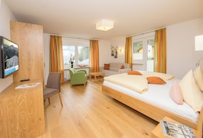 Sonnberg mit 2 Schlafzimmern, Gartenblick und 2 Balkonen | In-room safe, free WiFi, bed sheets