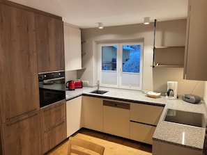Sonnberg mit 2 Schlafzimmern, Gartenblick und 2 Balkonen | Private kitchen | Full-size fridge, oven, stovetop, dishwasher