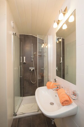 Seeblick für 1 bis 2 Personen | Bathroom | Shower, hair dryer, towels, soap - Schwaiger Appartements Zell am See (Zell am See)