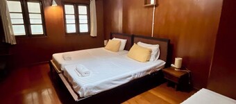 Stay in Style: Cozy AC Room, Tropical Garden & Prime Location.