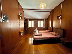 1 quarto, escrivaninha, ferros/tábuas de passar roupa, Wi-Fi de cortesia