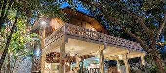 Stay in Style: Cozy AC Room, Tropical Garden & Prime Location.