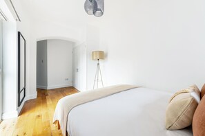 2 bedrooms, iron/ironing board, Internet, bed sheets