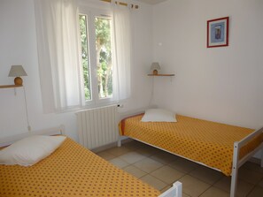 Iron/ironing board, WiFi, bed sheets