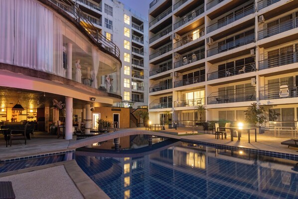 Una piscina al aire libre