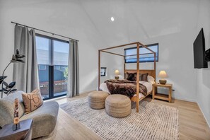 3 bedrooms, desk, iron/ironing board, travel crib