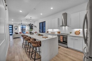 Fridge, microwave, oven, stovetop - Stylish 3BR Home in the Heart of Tremont+Mini Gym (Cleveland)