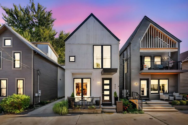 Exterior - Stylish 3BR Home in the Heart of Tremont+Mini Gym (Cleveland)