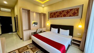 Bureau, espace de travail pour ordinateur portable, rideaux occultants