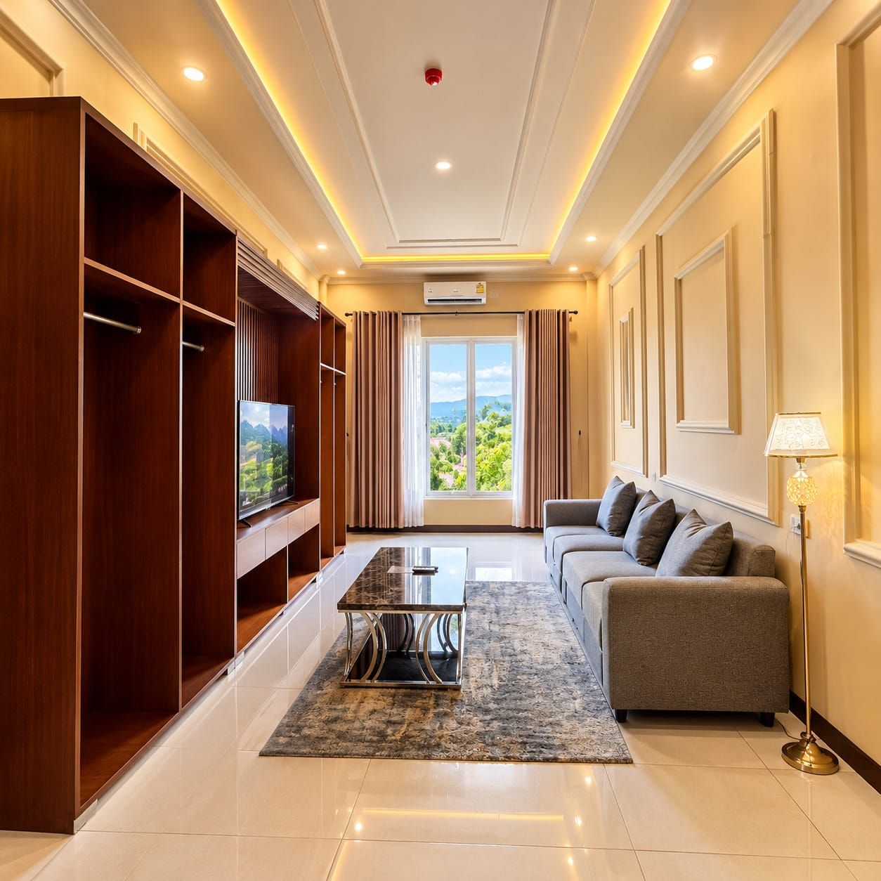 Una sala de estar moderna con sofá, televisor y estanterías empotradas.