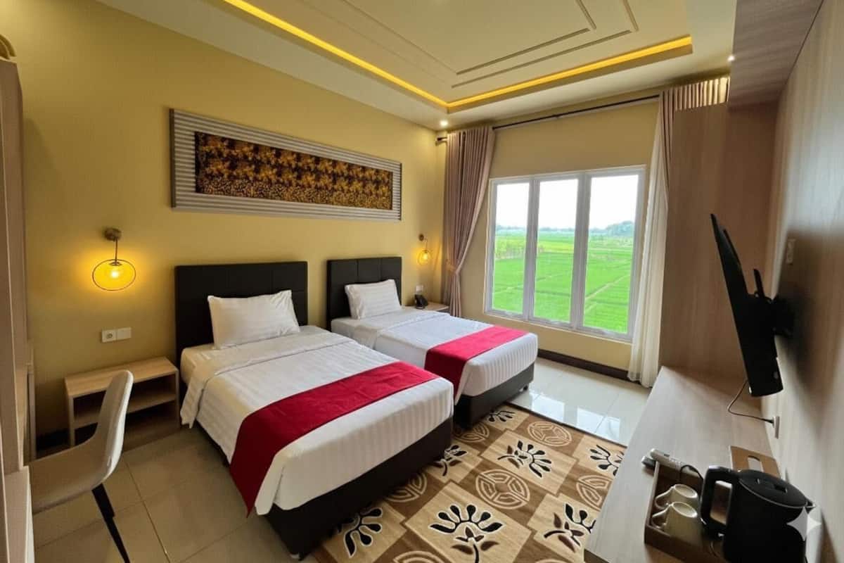 Executive Twin Room | Desk, laptop workspace, blackout drapes, soundproofing